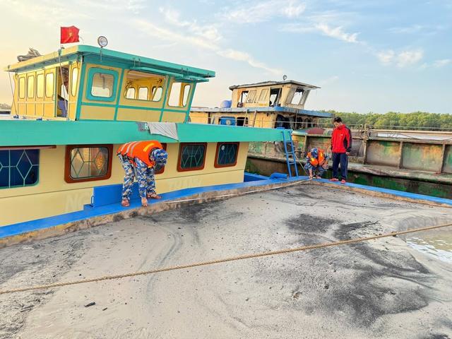 Bắt 4 tàu sắt chở gần 800 mét khối cát từ hướng biển đi vào sông Cửa Đại- Ảnh 1.