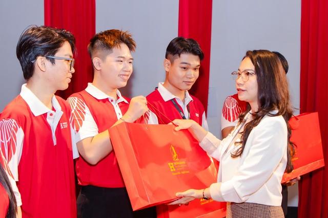 Trường ĐH chi tặng quà và học bổng tết Nguyên đán cho sinh viên năm 2026 - Ảnh 2.