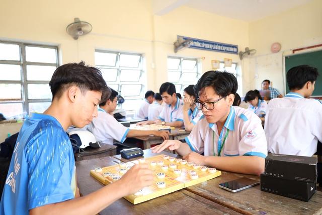 Một buổi học không bảng phấn đang giữ học sinh Trường THPT Đầm Dơi  - Ảnh 3.