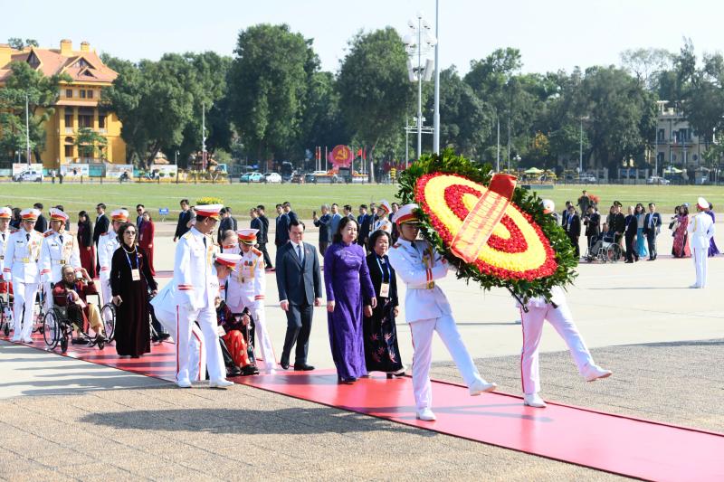 Đại biểu dự Đại hội Thi đua yêu nước vào lăng viếng Bác- Ảnh 1.