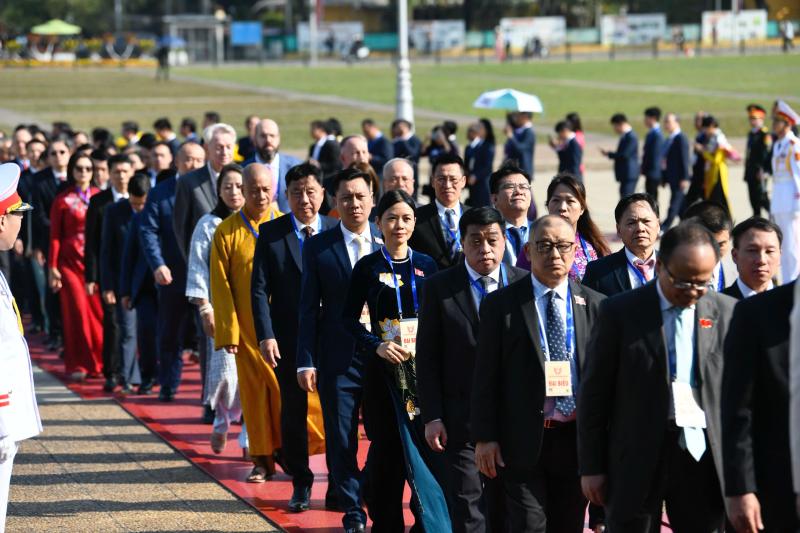 Đại biểu dự Đại hội Thi đua yêu nước vào lăng viếng Bác- Ảnh 4.
