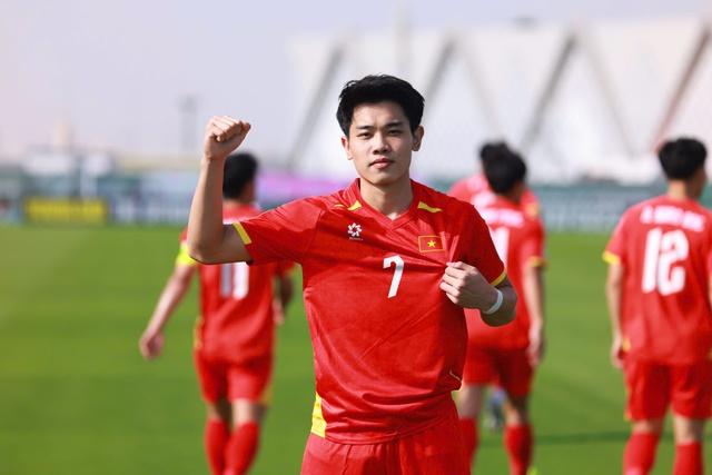 Chủ tịch VFF Trần Quốc Tuấn vào phòng thay đồ chúc mừng U.23 Việt Nam sau chiến thắng lịch sử trước Jordan - Ảnh 2.