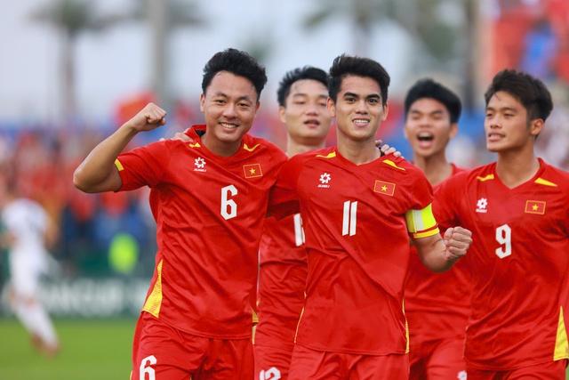 HLV Kim Sang-sik lại thay người như thần, U.23 Việt Nam đánh bại Kyrgyzstan nghẹt thở phút chót- Ảnh 3.