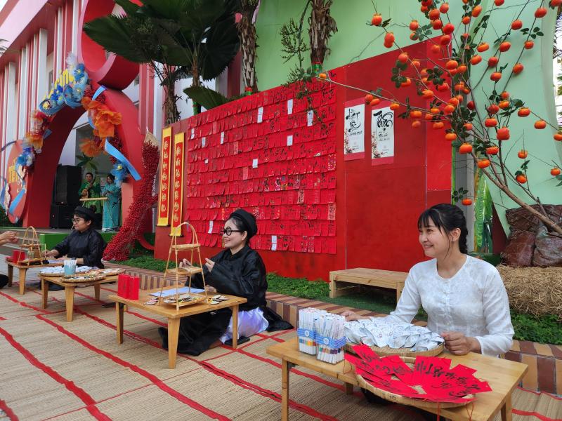 Rực rỡ sắc hoa đón tết ở những trường học hàng ngàn mét vuông - Ảnh 14.