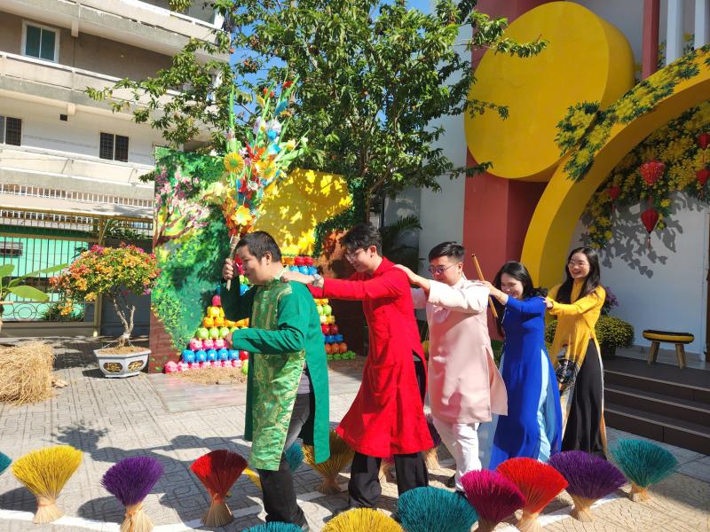 Rực rỡ sắc hoa đón tết ở những trường học hàng ngàn mét vuông - Ảnh 11.