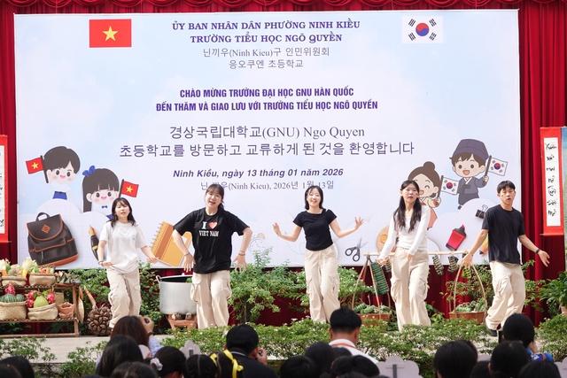 Học sinh tiểu học Cần Thơ thích thú trải nghiệm văn hóa Hàn Quốc - Ảnh 2.