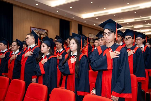 Vượt nghịch cảnh, nam sinh công nghệ thông tin tốt nghiệp loại giỏi gây xúc động- Ảnh 3.