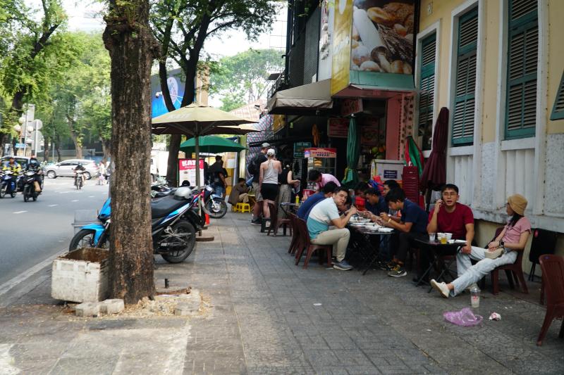 Sau một ngày ra quân xử lý lấn chiếm: Vỉa hè ở trung tâm TP.HCM ra sao? - Ảnh 4.