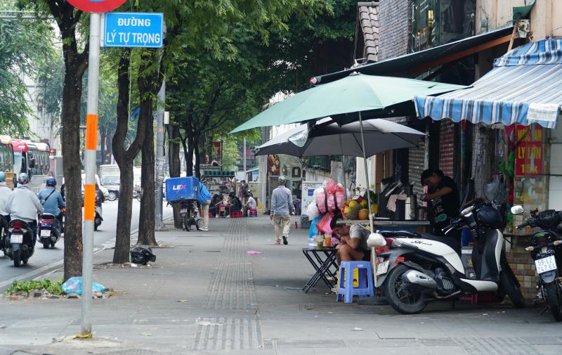 Sau một ngày ra quân xử lý lấn chiếm: Vỉa hè ở trung tâm TP.HCM ra sao? - Ảnh 5.