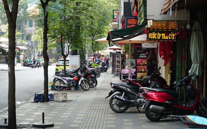 Sau một ngày ra quân xử lý lấn chiếm: Vỉa hè ở trung tâm TP.HCM ra sao? - Ảnh 6.