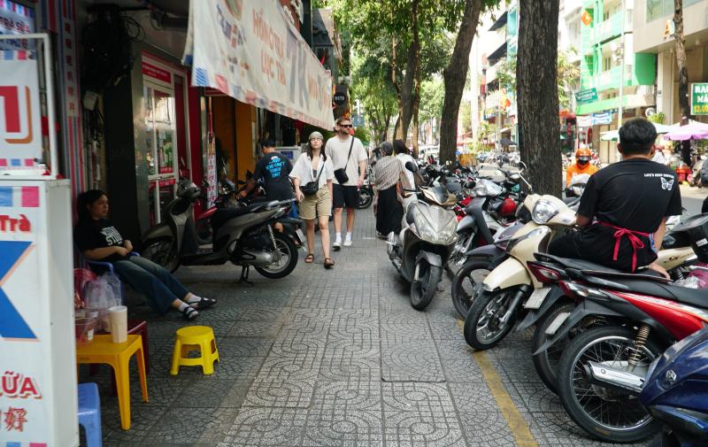 Sau một ngày ra quân xử lý lấn chiếm: Vỉa hè ở trung tâm TP.HCM ra sao? - Ảnh 7.