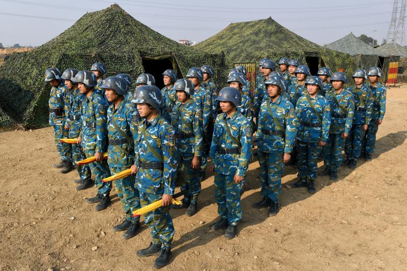 Tư lệnh Vũ Hồng Sơn kiểm tra trận địa phòng không tham gia bảo vệ Đại hội XIV- Ảnh 2.