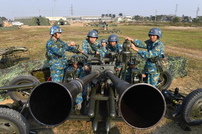 Tư lệnh Vũ Hồng Sơn kiểm tra trận địa phòng không tham gia bảo vệ Đại hội XIV- Ảnh 5.