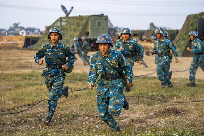 Tư lệnh Vũ Hồng Sơn kiểm tra trận địa phòng không tham gia bảo vệ Đại hội XIV- Ảnh 3.
