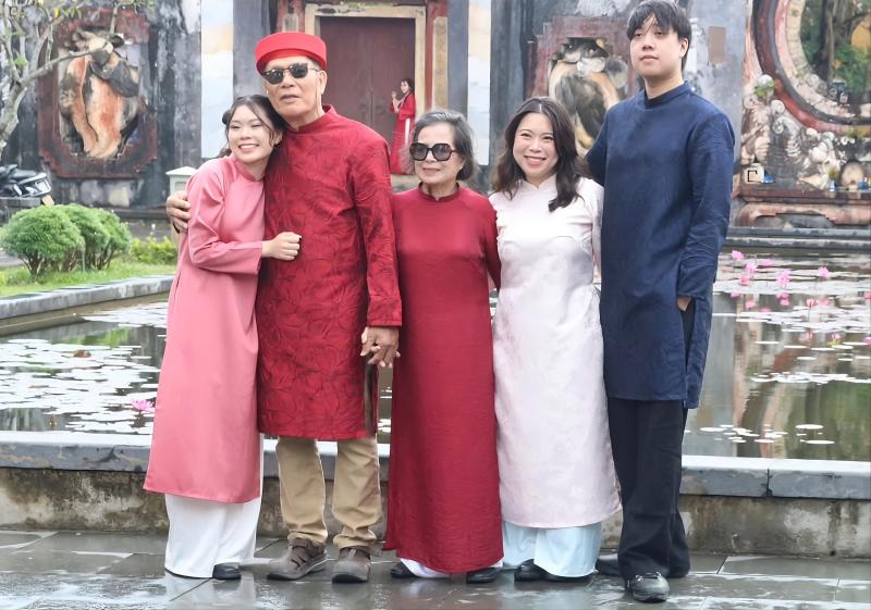 Cuối năm, các nàng thơ đến phố cổ chụp ảnh check-in áo dài - Ảnh 8.