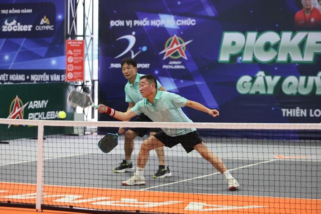 Huyền thoại bóng đá tranh tài PickFootball, tặng TV bà con bị ảnh hưởng bão lũ tại Khánh Hòa- Ảnh 3.