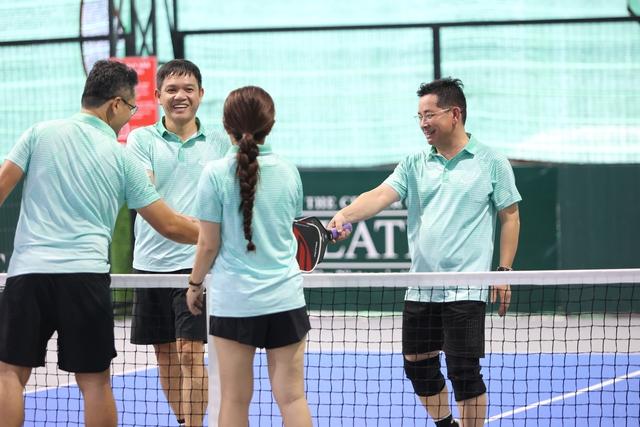 Huyền thoại bóng đá tranh tài PickFootball, tặng TV bà con bị ảnh hưởng bão lũ tại Khánh Hòa- Ảnh 4.