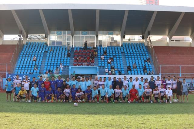 Huyền thoại bóng đá tranh tài PickFootball, tặng TV bà con bị ảnh hưởng bão lũ tại Khánh Hòa- Ảnh 5.