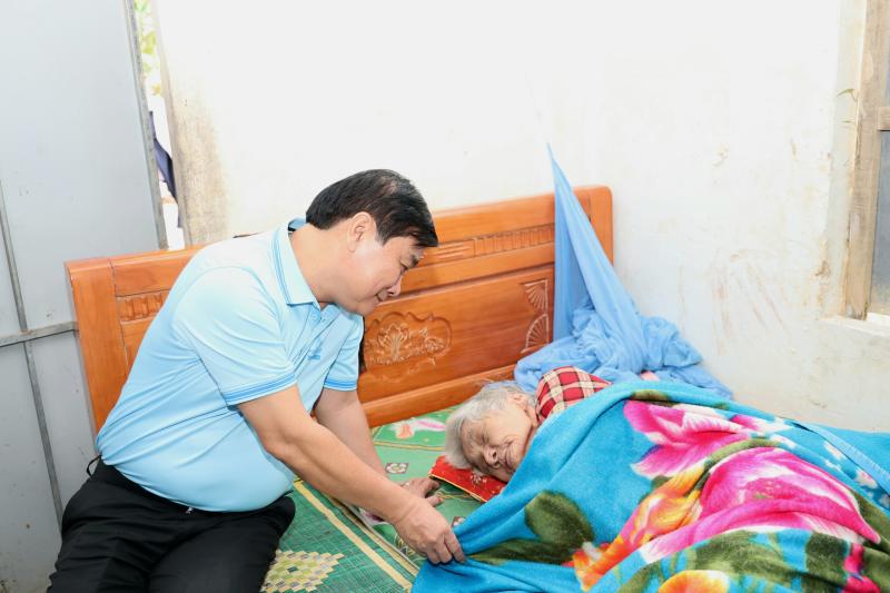 Báo Thanh Niên trao học bổng cho học sinh nghèo và quà tết cho người dân - Ảnh 11.