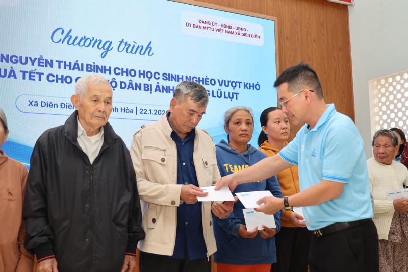 Báo Thanh Niên trao học bổng cho học sinh nghèo và quà tết cho người dân - Ảnh 6.