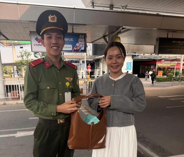 Công an cửa khẩu Tân Sơn Nhất nhanh chóng truy tìm kẻ lấy ví của khách - Ảnh 3.