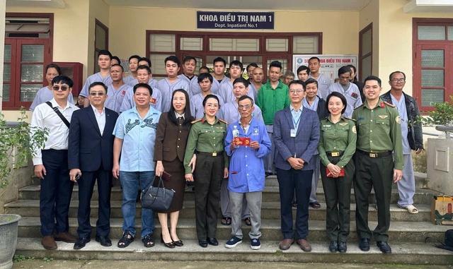 Công an cửa khẩu Tân Sơn Nhất hỗ trợ an sinh xã hội tại Huế dịp tết Bính Ngọ 2026 - Ảnh 1.