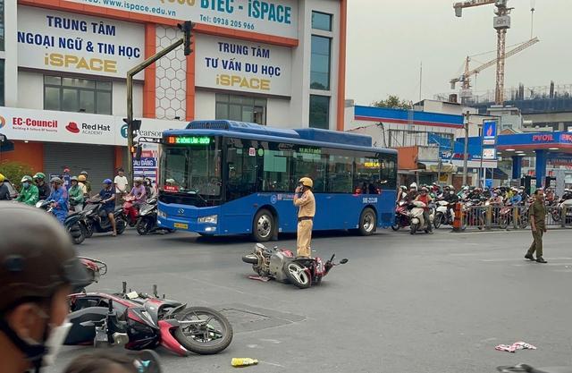 Ô tô tông 6 xe máy trước nhà thiếu nhi Thủ Đức- Ảnh 3.