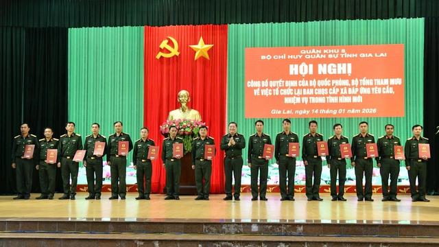 Gia Lai bổ nhiệm 135 sĩ quan làm Chỉ huy trưởng Ban Chỉ huy quân sự xã - Ảnh 1.