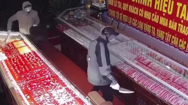 Bắt nam sinh viên trường đại học cùng đồng bọn cướp tiệm vàng- Ảnh 2. Bắt nam sinh viên trường đại học cùng đồng bọn cướp tiệm vàng- Ảnh 2.