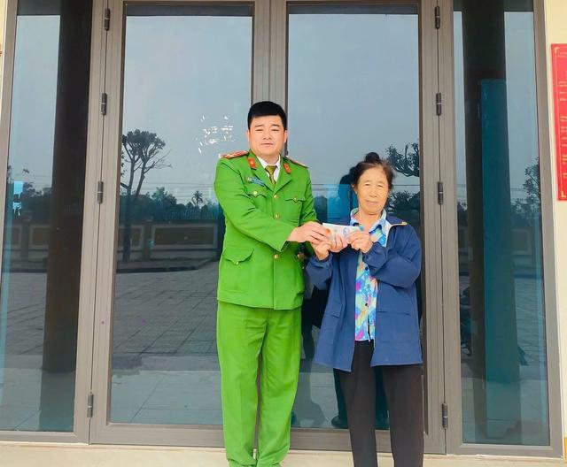 Người phụ nữ nhặt được vàng khi đi chợ giữa thời điểm giá cao ngất ngưởng - Ảnh 1.