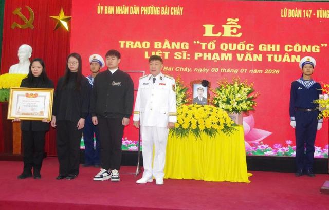 Trao bằng Tổ quốc ghi công liệt sĩ Phạm Văn Tuân hy sinh tại Trường Sa- Ảnh 1.