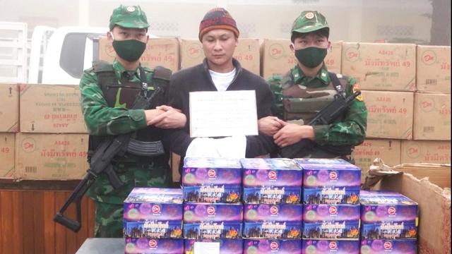 Bộ đội biên phòng thanh hóa bắt giữ người Lào vận chuyển hơn 1 tấn pháo trái phép - Ảnh 1.