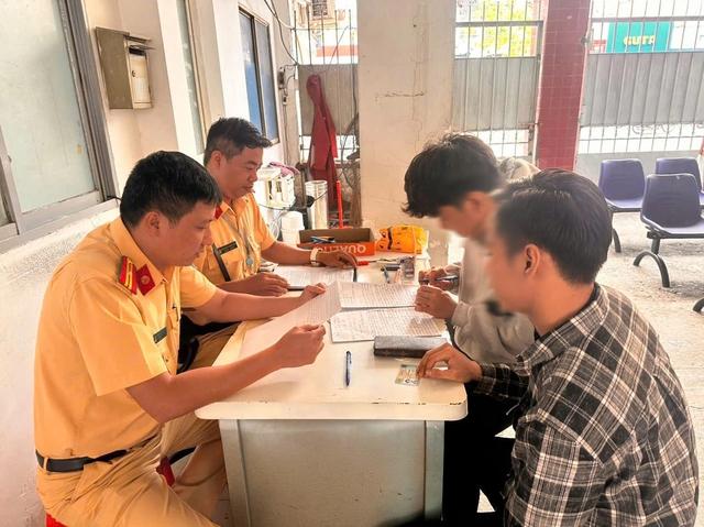2 người giằng co với CSGT khi kiểm tra nồng độ cồn: Công an TP.HCM lên tiếng- Ảnh 2.