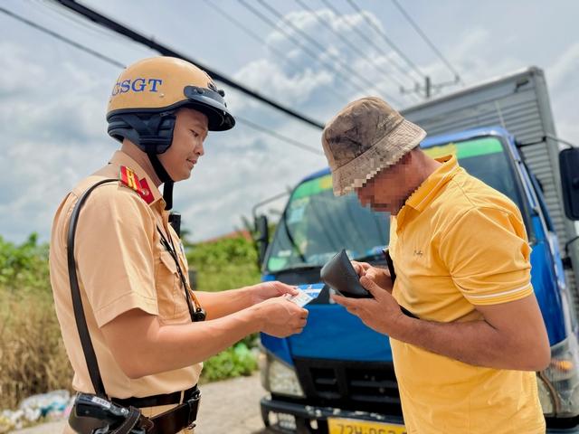 CSGT TP.HCM phạt gần 2.100 xe khách, xe chở hàng sau 10 ngày: Lỗi nào nhiều nhất? - Ảnh 2.
