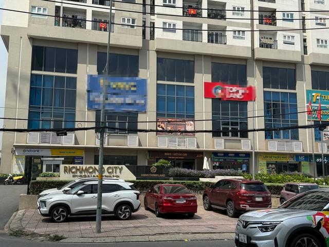 Hàng loạt ô tô đỗ trên vỉa hè chung cư, trong hẻm bị CSGT TP.HCM phạt nguội - Ảnh 2.