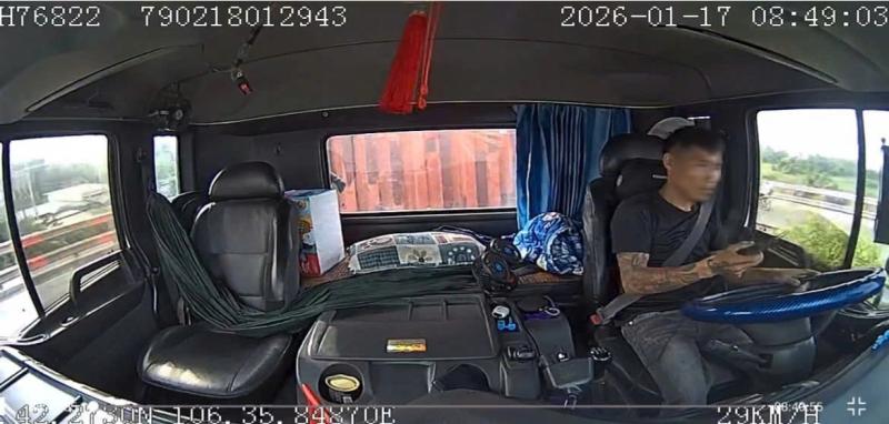Qua camera buồng lái, CSGT phạt tài xế 5 triệu vì dùng điện thoại khi lái xe  - Ảnh 2.