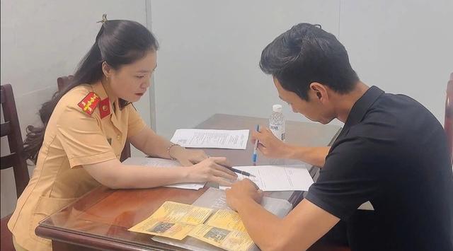 CSGT TP.HCM phạt tài xế xe ben lấn làn xe máy trên tuyến Mỹ Phước - Tân Vạn- Ảnh 1.