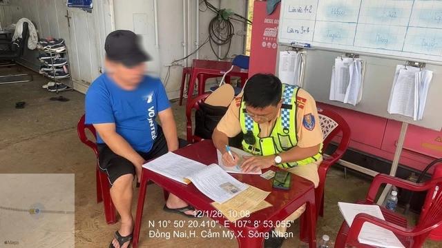 CSGT phạt nhiều xe chạy chậm trên cao tốc Phan Thiết - Dầu Giây - Ảnh 5.