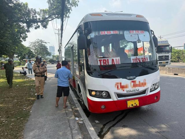 CSGT TP.HCM kiểm tra xe khách, nhiều tài xế bị phạt 1,5 triệu vì lỗi này - Ảnh 1.