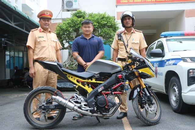 CSGT TP.HCM tịch thu mô tô, phạt hơn 13 triệu người buông 2 tay nghe điện thoại - Ảnh 3.