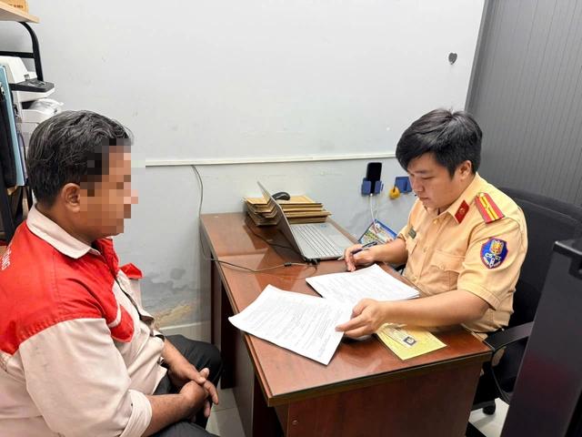 CSGT TP.HCM phạt tài xế xe bồn xả chất thải xuống đường- Ảnh 1.