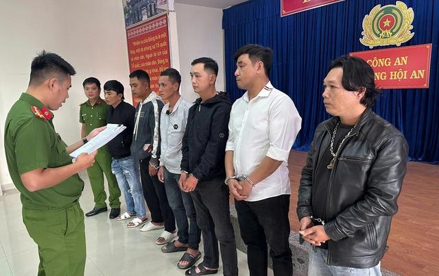 Hỗn chiến trong quán nhậu khiến khách ngồi bàn bên 'dính đạn lạc' mù mắt - Ảnh 1.