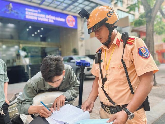 Đỗ xe máy trên vỉa hè TP.HCM: Khi nào không bị CSGT phạt?- Ảnh 3.
