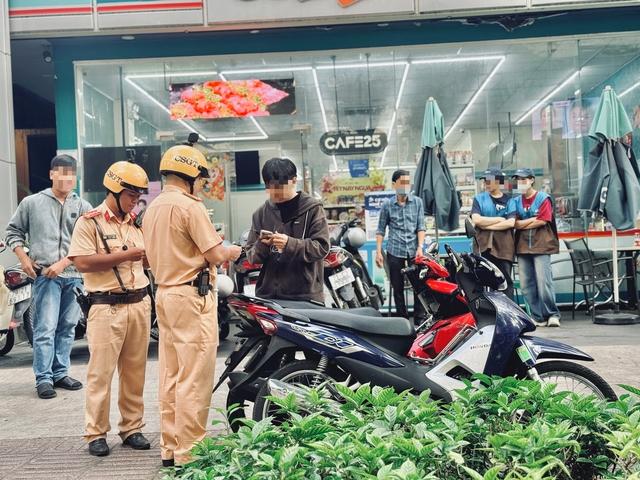 Đỗ xe máy trên vỉa hè TP.HCM: Phường đề xuất người dân không cần xin phép- Ảnh 4.