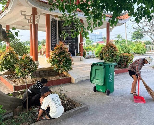 Công an răn đe trẻ 'chưa ngoan' bằng cách dọn vệ sinh ở bia tưởng niệm- Ảnh 1.