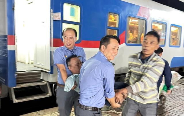 Chuyến tàu đặc biệt của hành khách mất tứ chi mang lại tình người ấm áp - Ảnh 2.