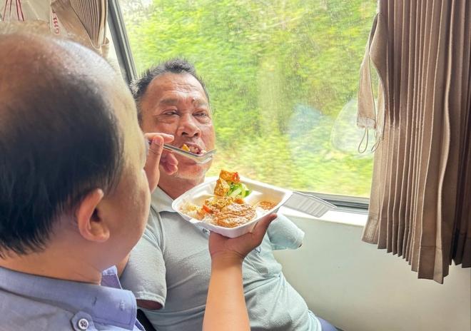Chuyến tàu đặc biệt của hành khách mất tứ chi mang lại tình người ấm áp - Ảnh 4.