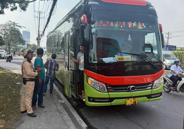 CSGT TP.HCM kiểm tra xe khách, nhiều tài xế bị phạt 1,5 triệu vì lỗi này - Ảnh 4.