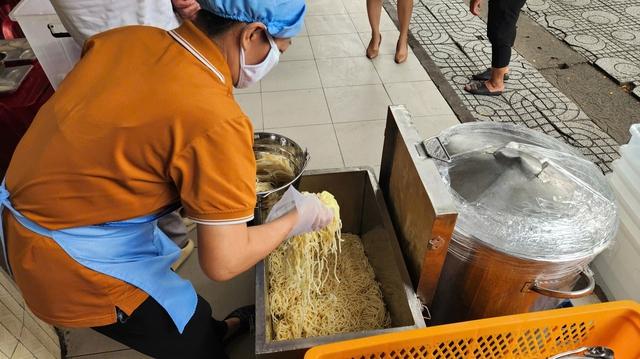 Suất ăn học đường: Đề nghị Sở An toàn thực phẩm không chỉ kiểm tra hồ sơ - Ảnh 1.
