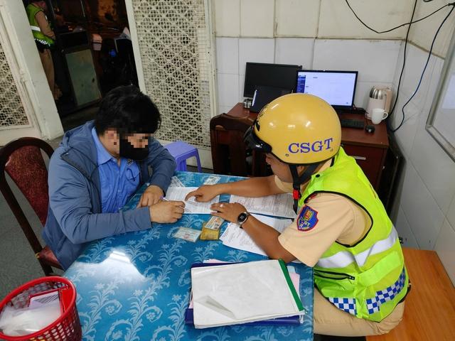 CSGT tịch thu xe của người buông 2 tay, ngả lưng vào ghế khi lái xe máy - Ảnh 3.